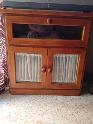 Mueble TV madera con cristal y cortinas