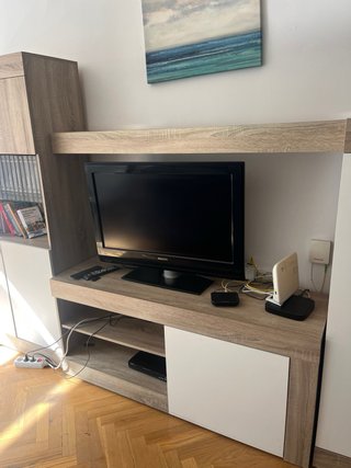 Mueble salón Merkamueble beige y blanco