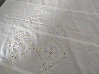 Cortina a rullo beige e bianco