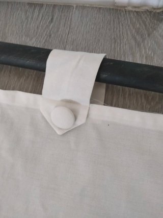 Cortina a rullo beige e bianco