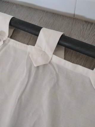 Cortina a rullo beige e bianco