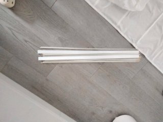 Cortina a rullo beige e bianco