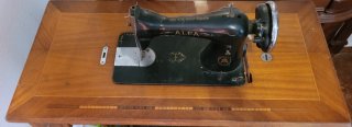 Máquina de coser antigua de madera Marca ALFA