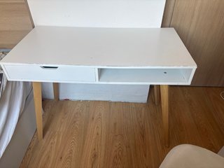 Escritorio blanco con silla