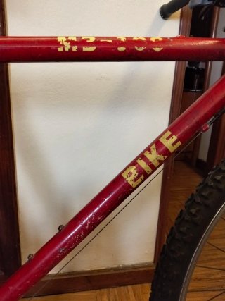 Bicicleta de montaña roja