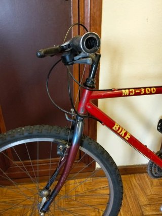 Bicicleta de montaña roja