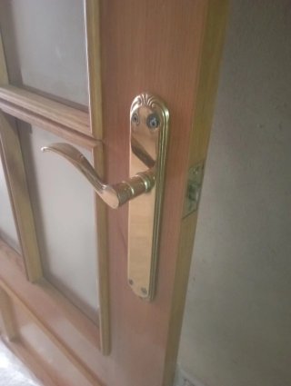 Puerta de roble con cristal biselado