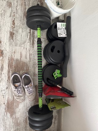 Set de pesas y barra de gimnasio.