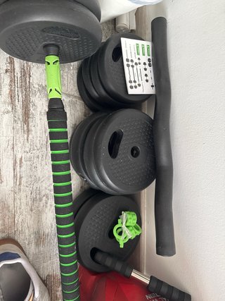 Set de pesas y barra de gimnasio.