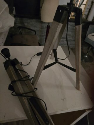 Lámpara Trípode Madera y Metal Negra