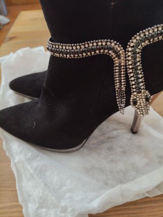 Botines negros ante con detalle serpiente