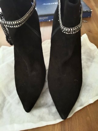 Botines negros ante con detalle serpiente