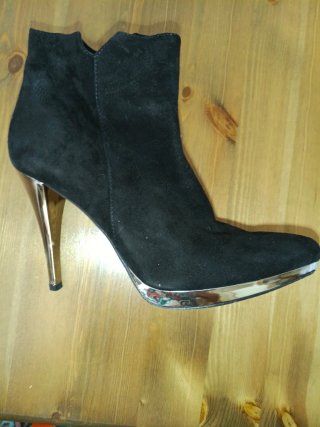 Botines negros ante con detalle serpiente
