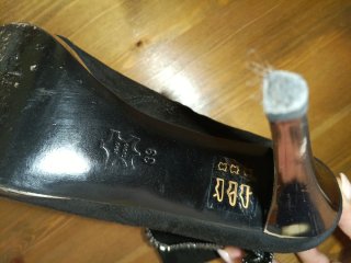 Botines negros ante con detalle serpiente