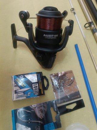 Caña de pescar, carrete y accesorios
