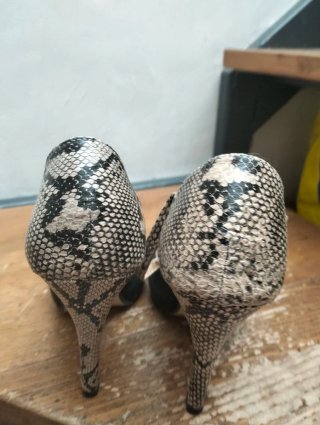 Sandali neri e pitonati Tg 38