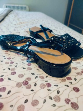Sandalias negras con tiras tejidas