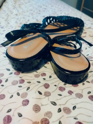Sandalias negras con tiras tejidas