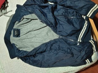 Chaqueta azul y gris con capucha