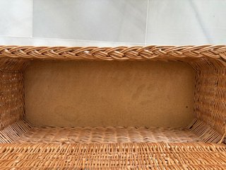 Banco de mimbre natural trenzado