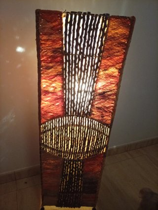 Lámpara de pie artesanal de piel y madera