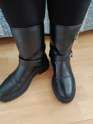 Botas negras con hebillas