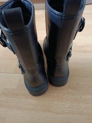 Botas negras con hebillas