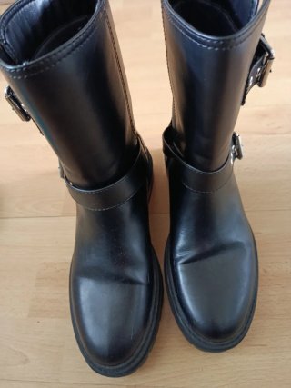 Botas negras con hebillas