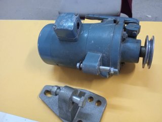 Motor industrial para máquina coser con fijación.