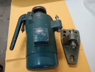 Motor industrial para máquina coser con fijación.