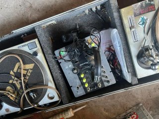 2 Tocadiscos Technics SL-1200 MK2 y mesa de meclas