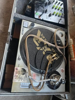 2 Tocadiscos Technics SL-1200 MK2 y mesa de meclas