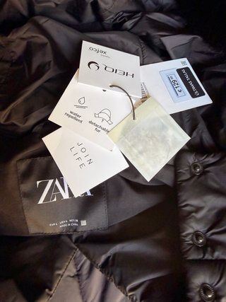 Plumas  Zara negro con capucha