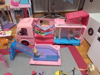 Casa, caravana, coche, bici, armario... de Barbie