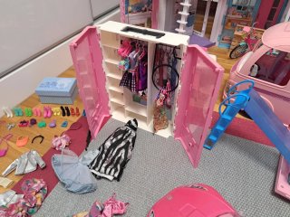 Casa, caravana, coche, bici, armario... de Barbie
