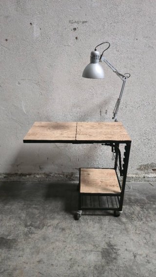 Mesa auxiliar elevable con lámpara