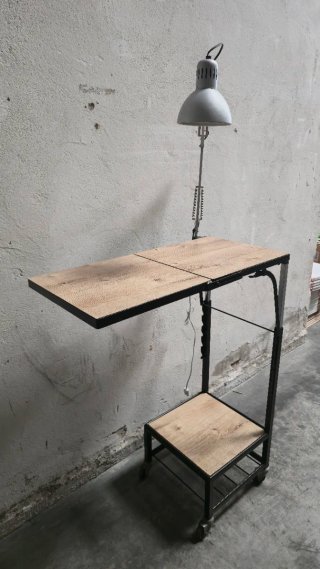 Mesa auxiliar elevable con lámpara