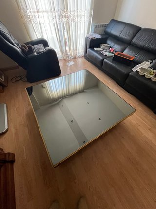 Mesa de centro cristal y perfiles dorados