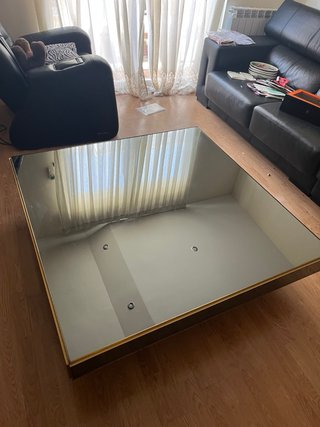 Mesa de centro cristal y perfiles dorados