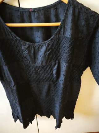 Blusa nera patchwork con pannelli in pizzo