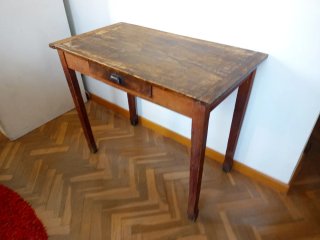 Mesa de madera vintage con cajón