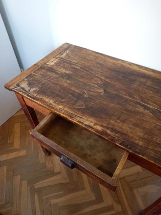 Mesa de madera vintage con cajón