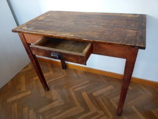 Mesa de madera vintage con cajón