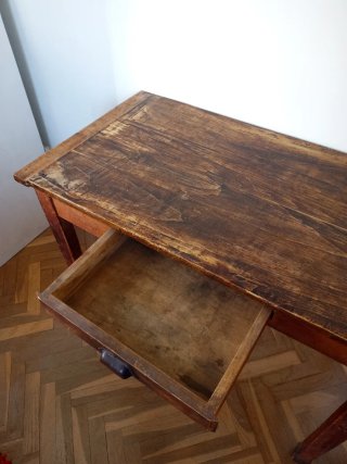 Mesa de madera vintage con cajón