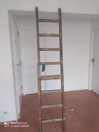 Escalera de madera para restaurar