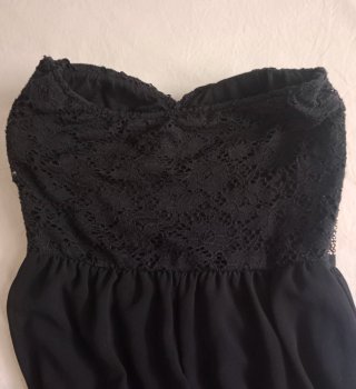 Vestido largo negro elegante con encaje y pedrería