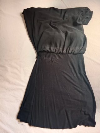 Vestido largo negro elegante con encaje y pedrería