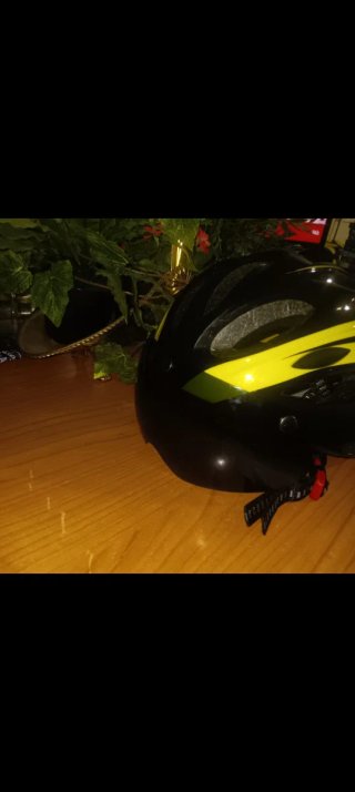 Casco da bicicletta con visiera solare