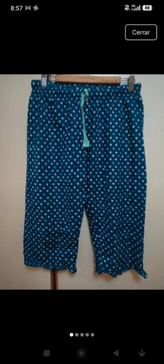 Pantalones pijama capri con estampado de lunares.