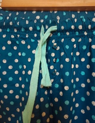 Pantalones pijama capri con estampado de lunares.